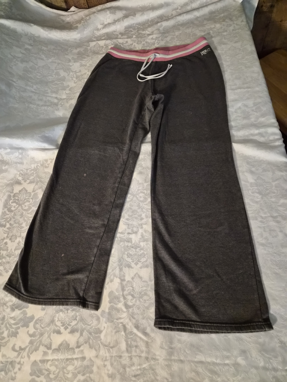 Everlast sweatpants feature a distinctive pink and white striped waistband